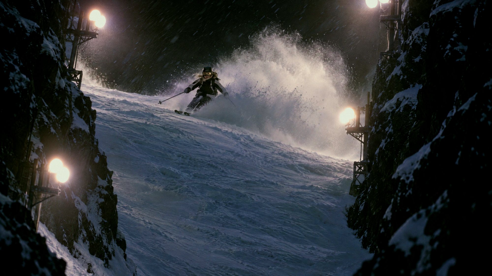 A lone skier between the masts