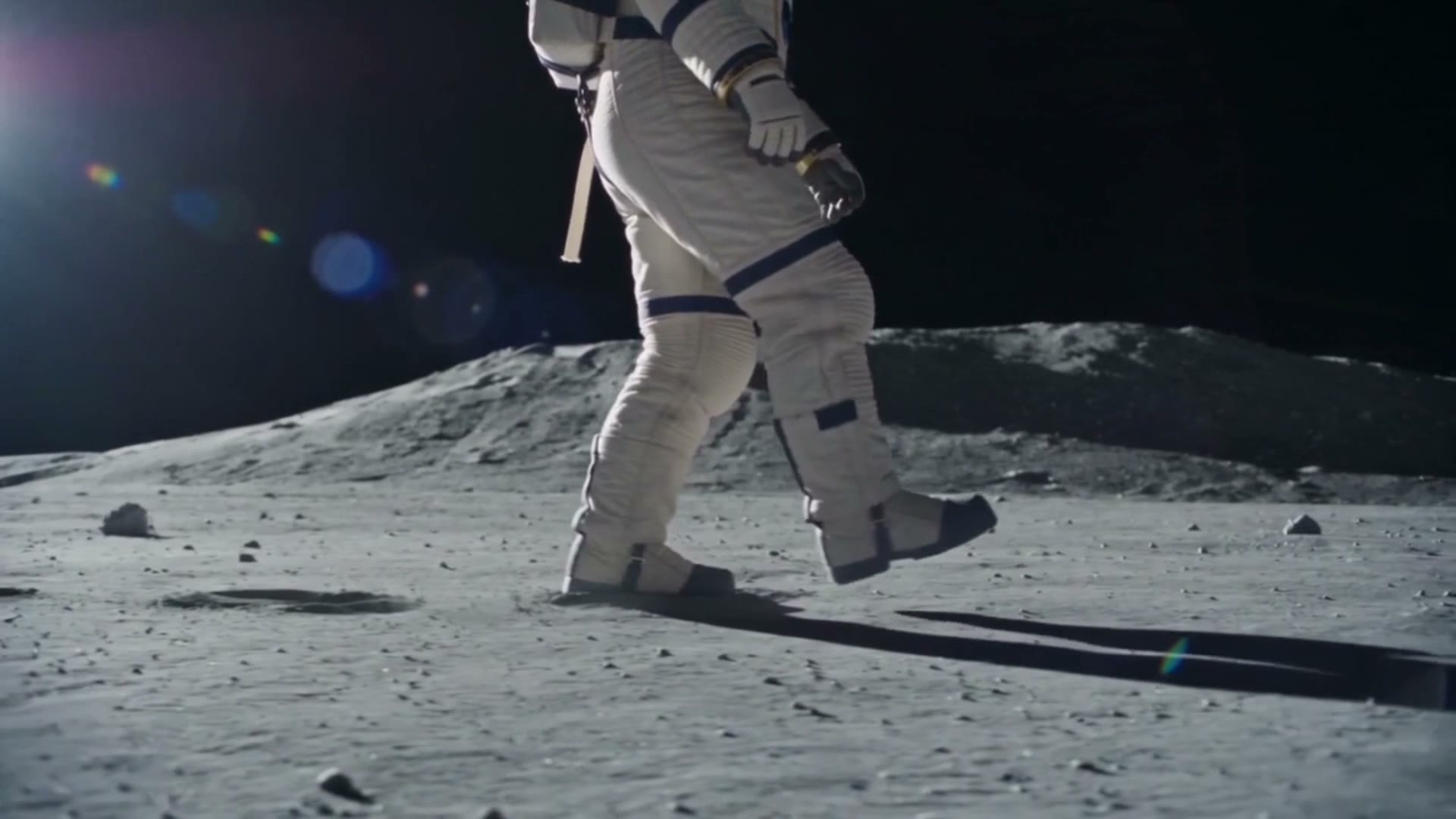 The astronaut walking again under a hard sun